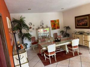 Un lugar para sentarse en Casa Pino Residencia de Lujo - Alberca con Caldera Incluido