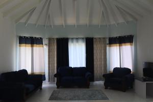 un soggiorno con 2 sedie e una TV di Seaview Oasis a Castries