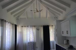 una camera con tende bianche e soffitto di Seaview Oasis a Castries