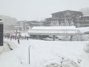 studio ski aux pieds avec parking couvert v zimě