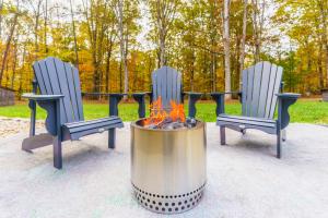 Aed väljaspool majutusasutust Cozy Cabin in the Woods w/ Playroom, Deck & Lounge +40 fotot