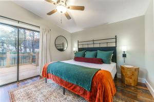 Voodi või voodid majutusasutuse Cozy Cabin in the Woods w/ Playroom, Deck & Lounge toas