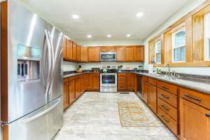 Köök või kööginurk majutusasutuses Cozy Cabin in the Woods w/ Playroom, Deck & Lounge