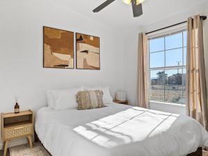um quarto branco com uma cama e uma janela em Total Serenity Cowboy Pool Fire Pit Views em Joshua Tree