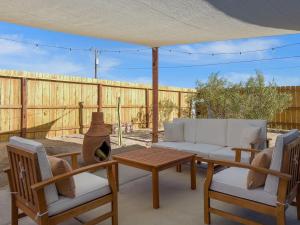 Uma varanda ou terraço em Total Serenity Cowboy Pool Fire Pit Views