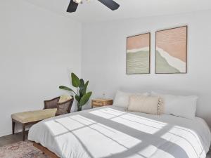 Uma cama ou camas num quarto em Total Serenity Cowboy Pool Fire Pit Views