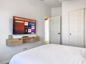 Uma televisão e/ou sistema de entretenimento em Total Serenity Cowboy Pool Fire Pit Views