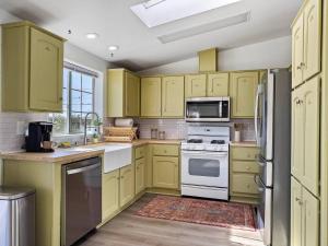A cozinha ou kitchenette de Total Serenity Cowboy Pool Fire Pit Views