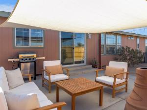 Uma área de estar em Total Serenity Cowboy Pool Fire Pit Views