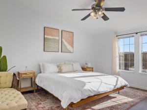 Uma cama ou camas num quarto em Total Serenity Cowboy Pool Fire Pit Views