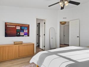 Uma cama ou camas num quarto em Total Serenity Cowboy Pool Fire Pit Views