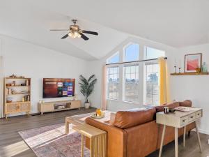 Uma televisão e/ou sistema de entretenimento em Total Serenity Cowboy Pool Fire Pit Views