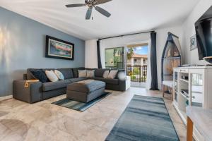 Χώρος καθιστικού στο Ohana Bliss l 2 Pools l Walk to Beach