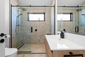 Koupelna v ubytování Lakefront Home Spa Pool + 37 fotografií