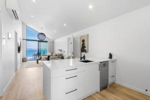 Kuchyň nebo kuchyňský kout v ubytování Lakefront Home Spa Pool