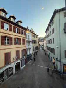 eine leere Straße in einer Stadt mit Gebäuden in der Unterkunft L'Écrin Alpin - Centre historique - Haut standing in Chambéry