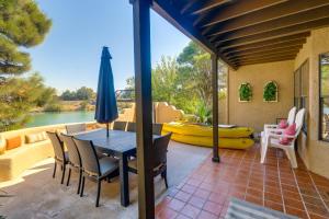 Lakefront Unit with Dock in Carlsbad!的休息区