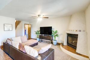 卡尔斯巴德Lakefront Unit with Dock in Carlsbad!的带沙发和壁炉的客厅