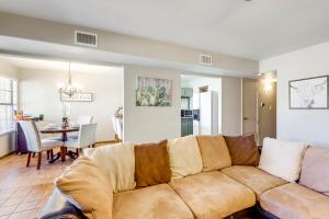 卡尔斯巴德Lakefront Unit with Dock in Carlsbad!的带沙发的客厅和餐厅