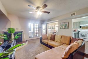 Lakefront Unit with Dock in Carlsbad!的休息区