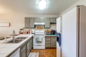 Lakefront Unit with Dock in Carlsbad!的厨房或小厨房