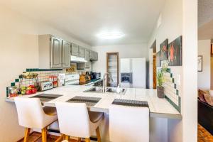 Lakefront Unit with Dock in Carlsbad!的厨房或小厨房