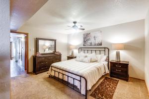 Lakefront Unit with Dock in Carlsbad!客房内的一张或多张床位