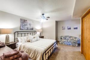 Lakefront Unit with Dock in Carlsbad!客房内的一张或多张床位