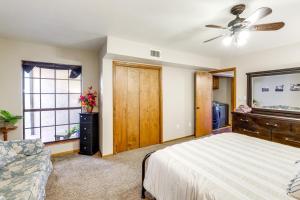 Lakefront Unit with Dock in Carlsbad!客房内的一张或多张床位