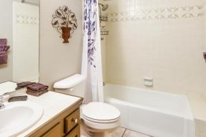 Lakefront Unit with Dock in Carlsbad!的一间浴室