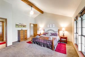 卡尔斯巴德Lakefront Unit with Dock in Carlsbad!的带床和梳妆台的卧室