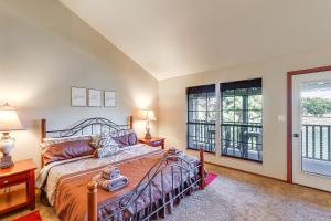 Lakefront Unit with Dock in Carlsbad!客房内的一张或多张床位