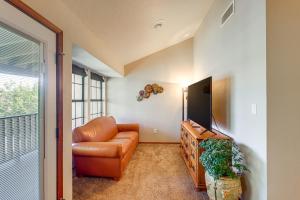 Lakefront Unit with Dock in Carlsbad!的电视和/或娱乐中心
