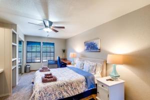 Lakefront Unit with Dock in Carlsbad!客房内的一张或多张床位