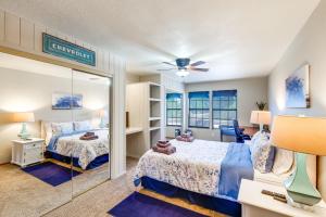 卡尔斯巴德Lakefront Unit with Dock in Carlsbad!的有两张床和一面镜子的卧室