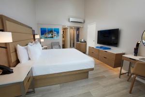 Postel nebo postele na pokoji v ubytování Divi Flamingo Beach Resort + 37 fotografií