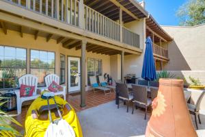 Lakefront Unit with Dock in Carlsbad!的阳台或露台