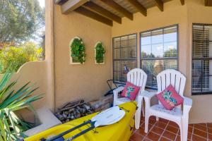 Lakefront Unit with Dock in Carlsbad!的阳台或露台