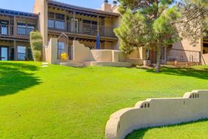 卡尔斯巴德Lakefront Unit with Dock in Carlsbad!的一座前面有绿色草坪的建筑