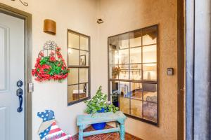 Lakefront Unit with Dock in Carlsbad!客房内的一张或多张床位