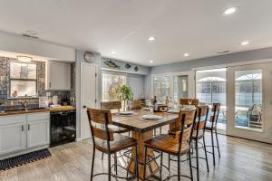 Köök või kööginurk majutusasutuses Fireplace, Deck and Grill Lake Ozark Family Retreat