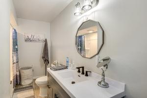 Vannituba majutusasutuses Fireplace, Deck and Grill Lake Ozark Family Retreat +18 fotot