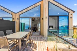 Balkón nebo terasa v ubytování Lakefront Large Deck Area Spa Pool