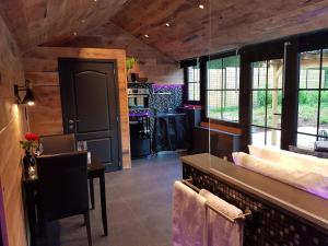 Una cocina o cocineta en OCV Forest