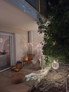 a patio with a bench and a table and a tree at L'échiquier de Béziers - T2 déco soigné - Belle terrasse -Parking - Wifi in Béziers