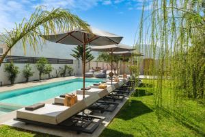 Bazén v ubytování Hypnosis Beachside Villa with Private Heated Pool nebo v jeho okolí