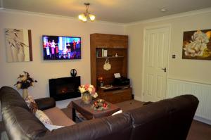 Μια τηλεόραση ή/και κέντρο ψυχαγωγίας στο Double Room in Riverside Apartment - C