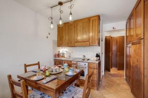 Kuchyň nebo kuchyňský kout v ubytování Wolf & Deer Apartment Ski-In Ski-Out 250m - Happy Rentals