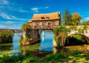 a bridge over a river with a house on it at Joli studio Vernon Giverny in Vernon
