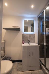 Koupelna v ubytování Modern 2 Bed Apartment in Bicester Town Centre + 15 fotografií